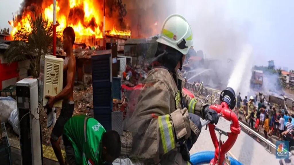 Kebakaran Dahsyat di Kelapa Tiga Jakarta Selatan Menggegerkan Warga