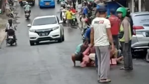 2 Pengendara Motor Terjatuh di Cibinong Bogor Akibat Tersangkut Kabel Menjuntai